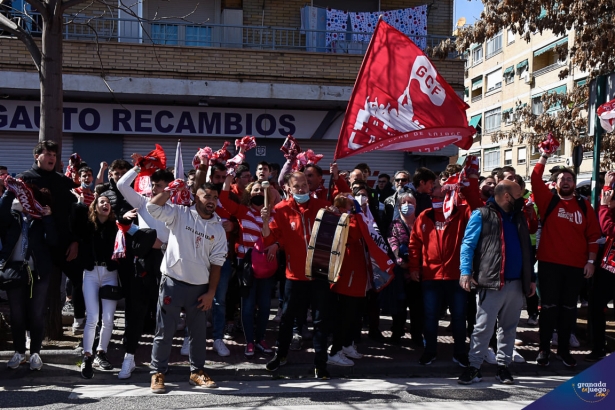 La afición del Granada ha organizado una quedada en los alrededores de Son Moix para la previa del encuentro (JOSÉ M. BALDOMERO)