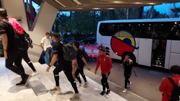 Imagen de la llegada del Granada a su hotel de concentración en Mallorca (FRAN CALVO)