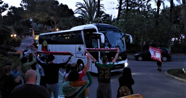 Aficionados rojiblancos reciben al Granada a su llegada al hotel de concentración en Mallorca (FRAN CALVO)