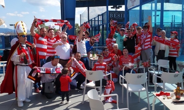 Aficionados del Granada, en la previa del choque ante el Mallorca (FRAN CALVO)