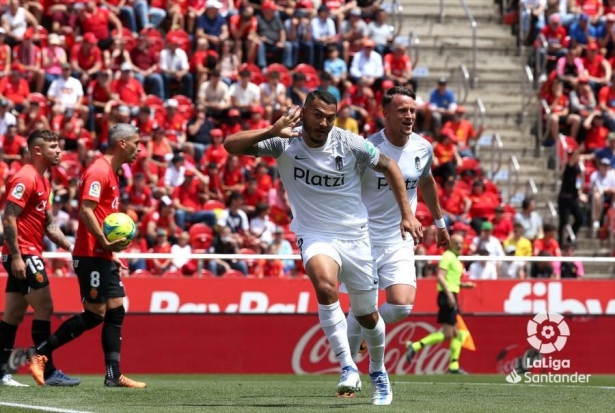 Luis Suárez celebra el primer tanto del Granada en Mallorca (LALIGA)