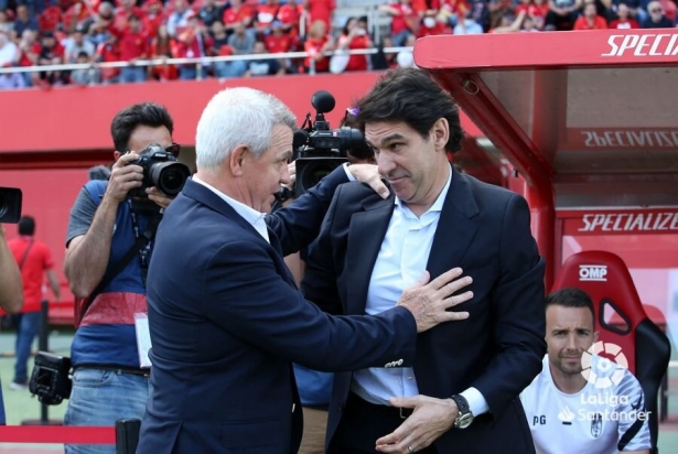 Aitor Karanka se saluda con Javier Aguirre antes del inicio del partido en Son Moix (LALIGA)