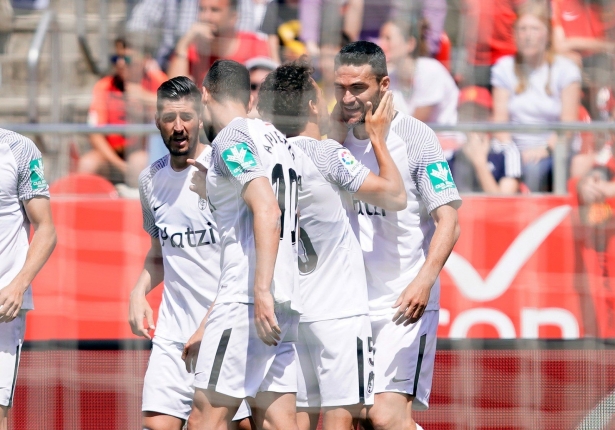 Jorge Molina es felicitado por sus compañeros tras conseguir uno de sus dos goles en Mallorca (PEPE VILLOSLADA / GCF)