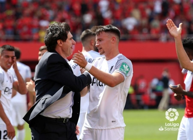 Petrovic es felicitado por Karanka al término del partido en Son Moix (LALIGA)