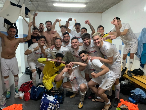 El Atlético Monachil celebró la victoria en vestuarios (ATLÉTICO MONACHIL)