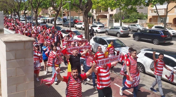 La caravana de aficionados rojiblancos, camino a Son Moix (FRAN CALVO)