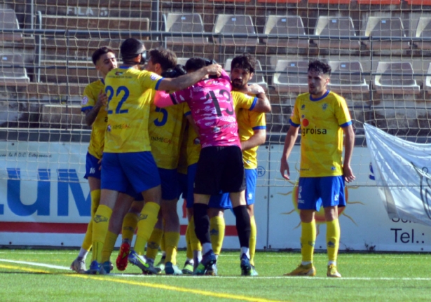 Los jugadores del Huétor Tájar celebran el primer gol al Atlético Malagueño en Estepona (DAVID CONTRERAS)