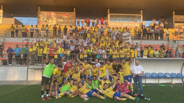 El Huétor Tájar celebra junto a su afición el pase a la siguiente ronda en Estepona (CD HUÉTOR TÁJAR)