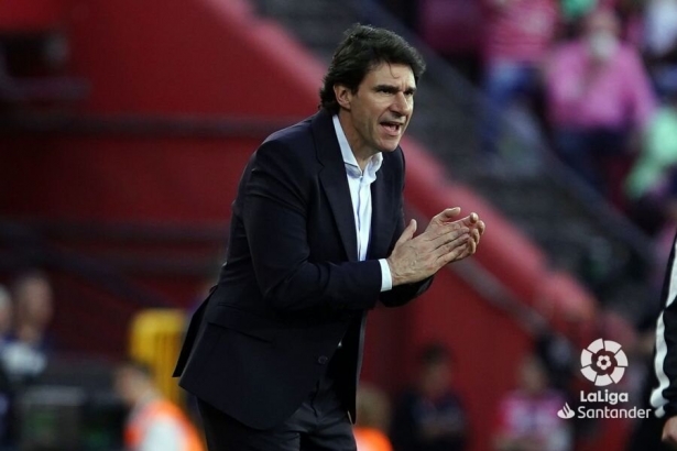 Aitor Karanka aplaude a los suyos durante el partido frente al Athletic (LALIGA)