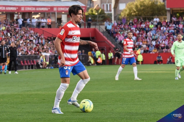 Älex Collado, en un lance del partido frente al Athletic (JOSÉ M. BALDOMERO)