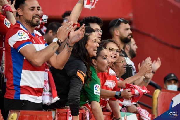 La afición del Granada volvió a celebrar un triunfo casi cinco meses después (JOSÉ M. BALDOMERO)