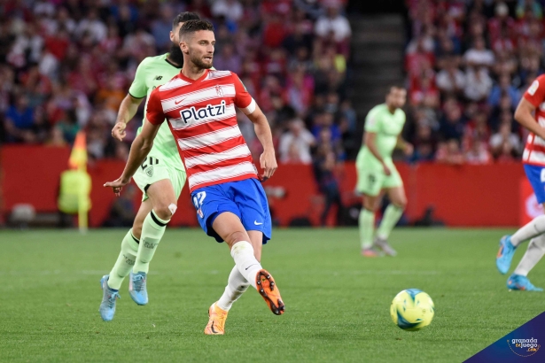 Domingos Duarte, en su partido número cien con el Granada ante el Athletic (JOSÉ M. BALDOMERO)