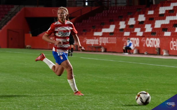 Raquel, en el partido del Granada ante el Alhama en el `Nuevo Los Cármenes` (JOSÉ M. BALDOMERO)