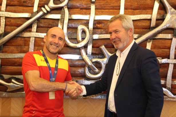 El presidente de la Autoridad Portuaria de Motril, José García Fuentes, junto al deportista José Luis López Anaya (PUERTO DE MOTRIL) 