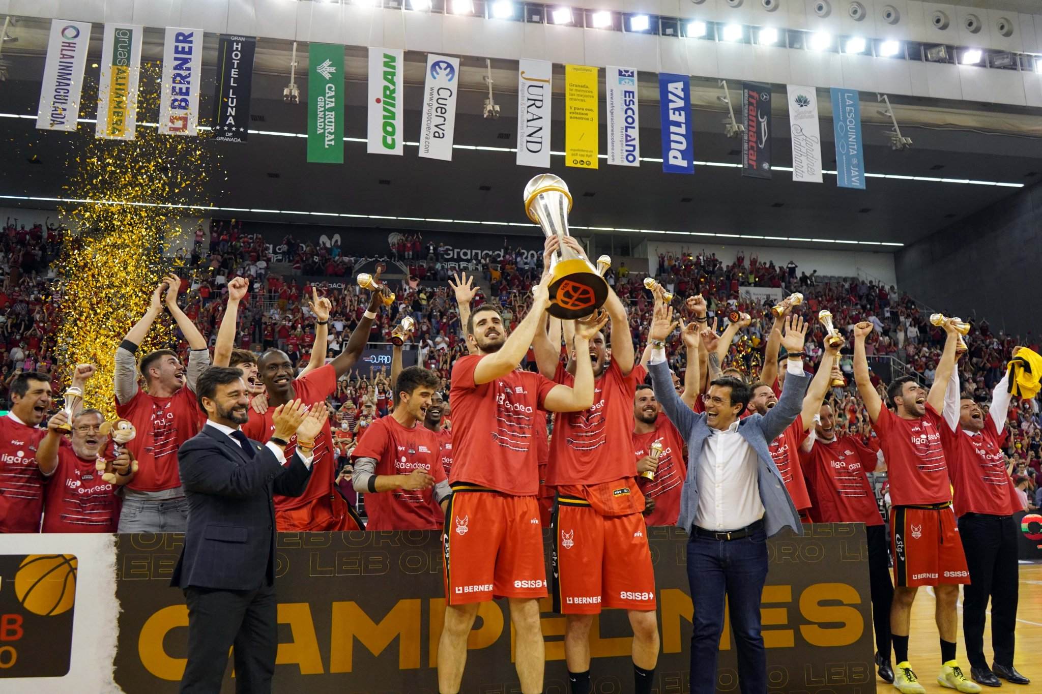 Los jugadores del Fundación CB Granada alzan la copa de LEB Oro ante su público (JOSÉ VELASCO / GRJ)