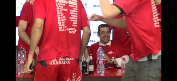 Momento en que los jugadores bañan a Pablo Pin en la rueda de prensa (FUNDACIÓN CB GRANADA)