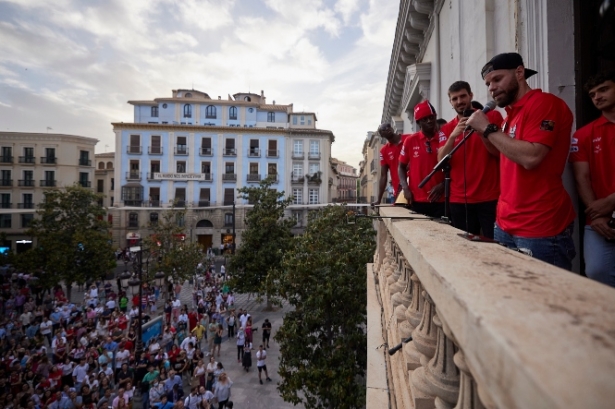 Los jugadores del Coviran Granada en el balcón del Ayuntamiento (FERMÍN RODRÍGUEZ / FUNDACION-CBG) 