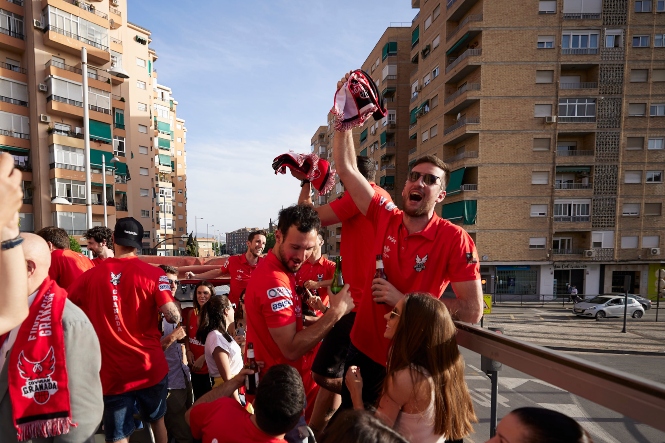 La plantilla nazarí durante el trayecto en el autobús descapotable (FERMÍN RODRÍGUEZ / FUNDACION-CBG) La plantilla nazarí durante el trayecto en el autobús descapotable (FERMÍN RODRÍGUEZ / FUNDACION-CBG)