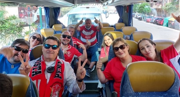 Aficionados rojiblancos, sonrientes en uno de los autobuses (FRAN CALVO)