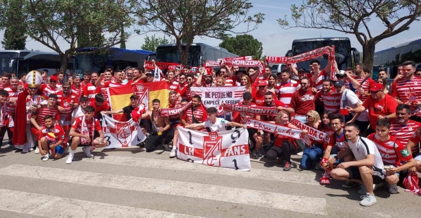 Los aficionados del Granada, en la parada realizada en La Roda camino a Sevilla (FRAN CALVO)