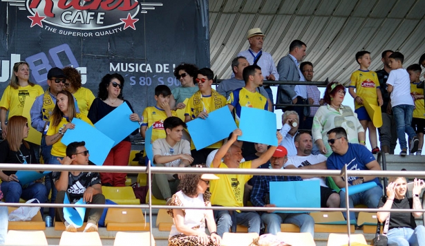 Los aficionados del Agroisa Huétor Tájar no pudieron celebrar la victoria (D. CONTRERAS)