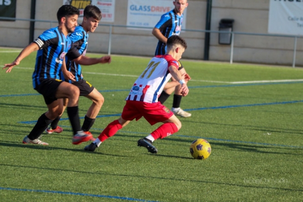 Falín avanza con el balón (ENCARNI QUESADA) 