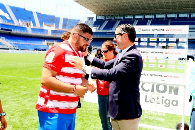 Un jugador del Granada CF recibe su medalla (LALIGA)