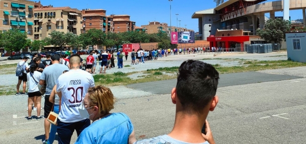 Colas en Los Cármenes para adquirir una entrada del Granada - Espanyol (PABLO CANALEJO PALMA)