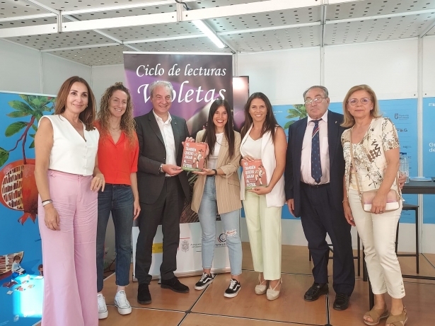 María José Villanueva, Lauri, José Antonio Huertas, Mayca Jiménez, Paula de la Peña, Pepe Macanás y María del Carmen Rodríguez Zurita, posan con el libro `Yo también quiero jugar al fútbol` (FRAN CALVO)