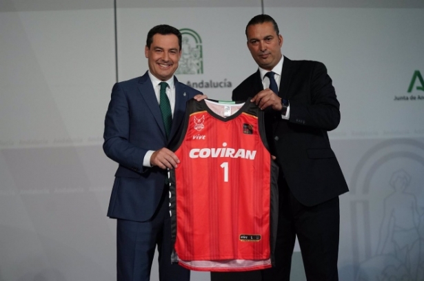 Juanma Moreno junto al presidente de la Fundación CB Granada, Óscar Fernández-Arenas (JUNTA DE ANDALUCÍA) 
