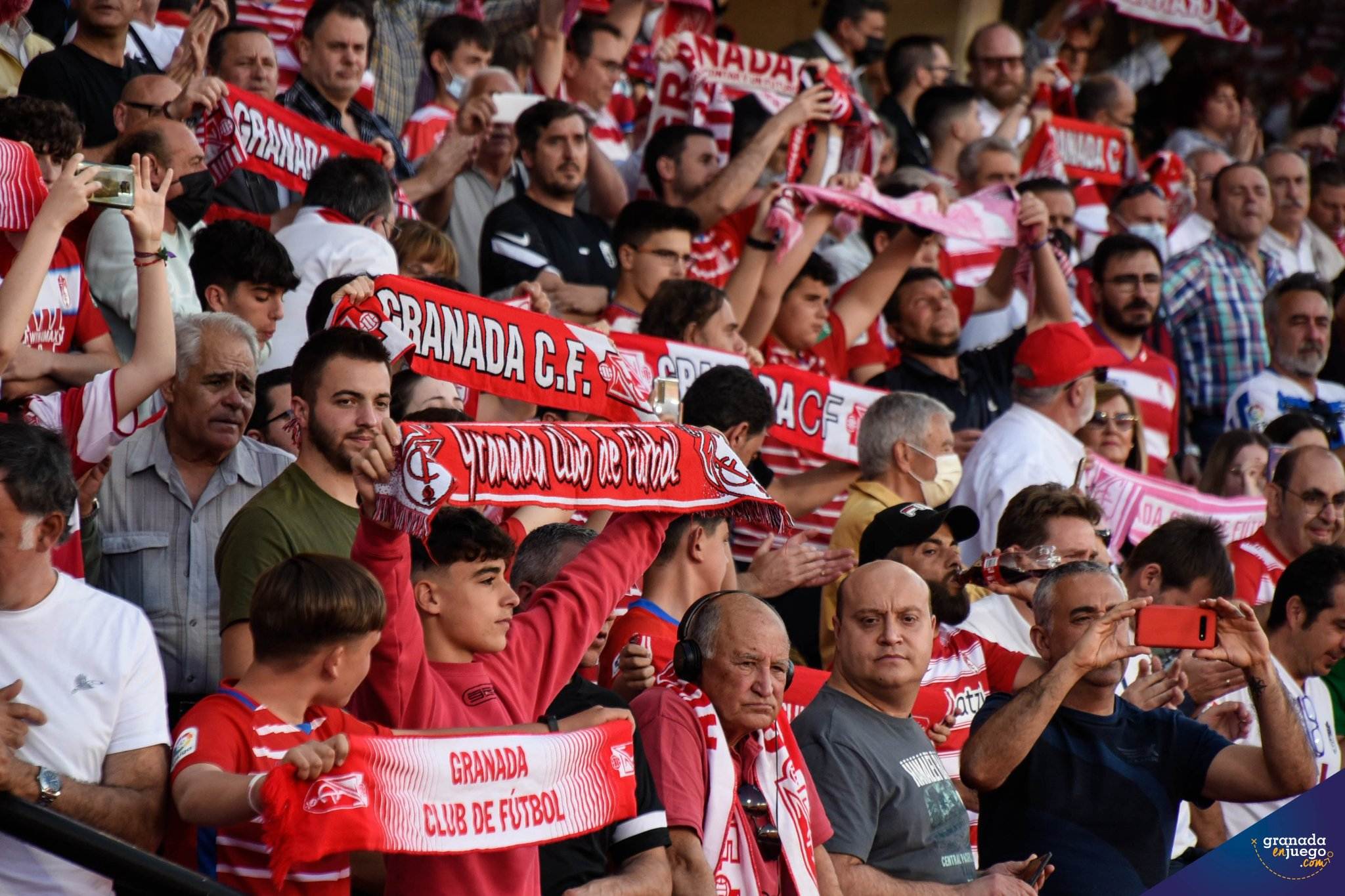 Afición del Granada en el último partido contra el Athletic (JOSÉ M. BALDOMERO)