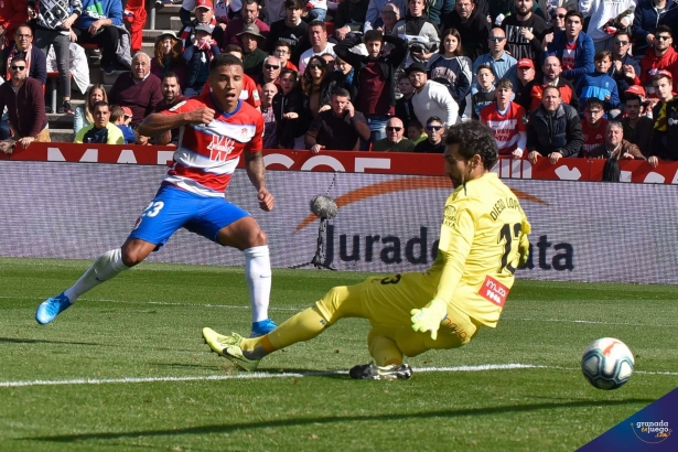 Momento en el que Machís batió a Diego López en el Granada - Espanyol de 2020 (JOSÉ M. BALDOMERO)