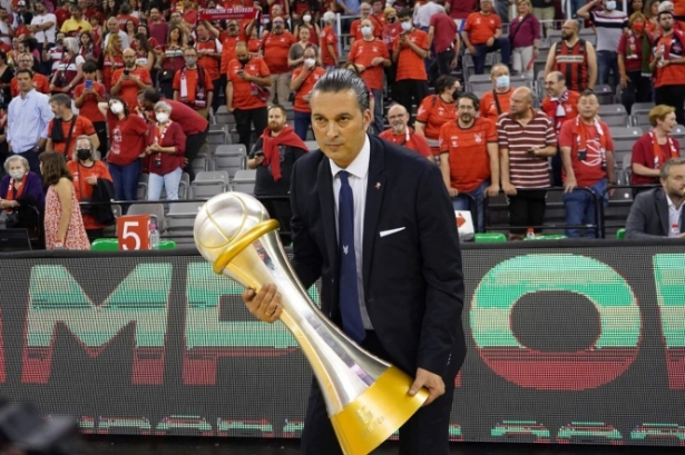 Óscar Fernández-Arenas con la Copa de campeón de la LEB Oro (JOSÉ VELASCO) 