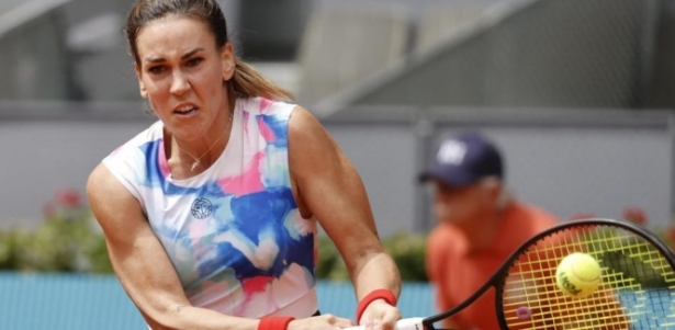 Nuria Párrizas golpea la bola (EFE)