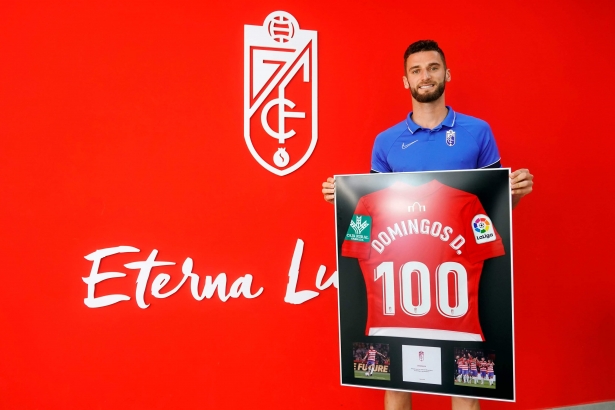 El Granada entregó a Domingos Duarte una camiseta conmemorativa por sus cien partidos como rojiblanco (PEPE VILLOSLADA / GCF)