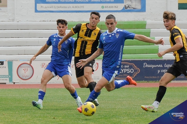 Lance del partido entre el Maracena y el Berja en la Ciudad Deportiva metropolitana (JOSÉ M. BALDOMERO)
