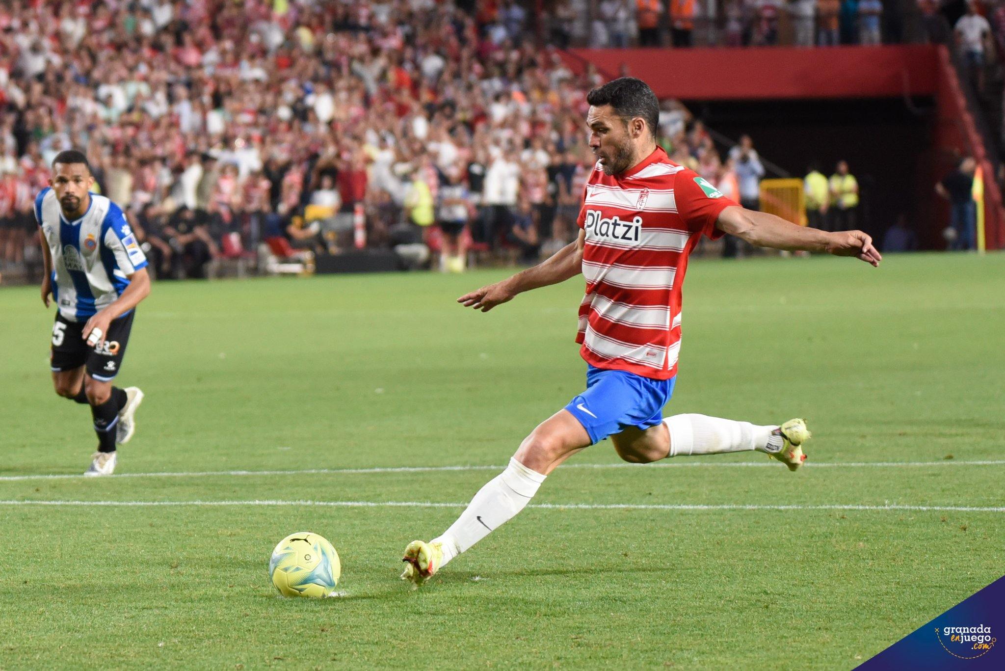Momento en el que Jorge Molina lanzó el penalti que pudo dar al Granada la permanencia (JOSÉ M. BALDOMERO)
