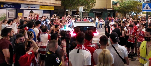 Momento de la salida de Jorge Molina del `Nuevo Los Cármenes` bajo aplausos de los aficionados (FRAN CALVO)