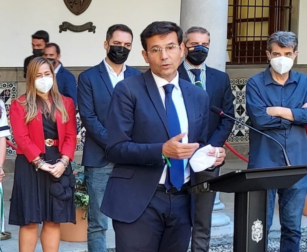 Paco Cuenca, con Patricia Rodríguez de fondo, en un acto anterior del Granada CF en el Ayuntamiento (FRAN CALVO)