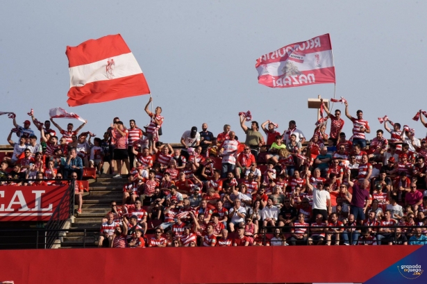 La afición del Granada se encuentra desolada con el descenso (JOSÉ M. BALDOMERO)