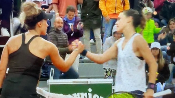 Nuria Párrizas felicita a Léolia Jeanjean (ROLAND GARROS)