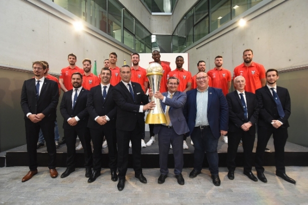 Foto de familia con la Copa de campeón de la LEB Oro (DIPGRA)