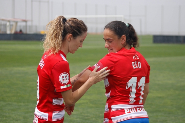 Lauri le entrega el brazalete a Elo al ser sustituida en el último partido del Granada Femenino en la Ciudad Deportiva (GCF)