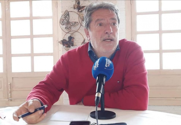 Félix Márquez, presidente del CD Huétor Vega, en una tertulia de la radio (GRJ)