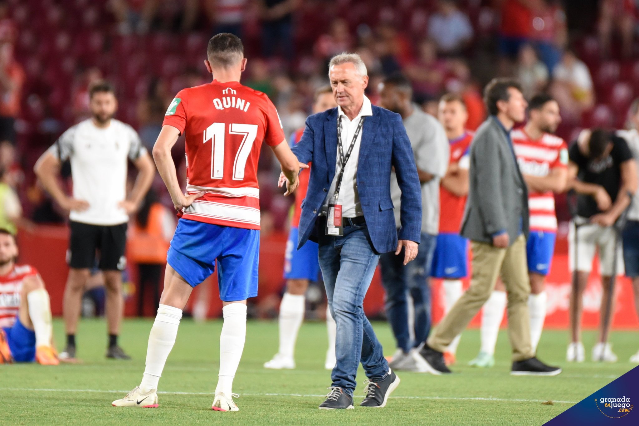 Pep Boada consuela a los futbolistas a la finalización del choque frente al Espanyol (JOSÉ M. BALDOMERO) Pep Boada consuela a los futbolistas a la finalización del choque frente al Espanyol (JOSÉ M. BALDOMERO)
