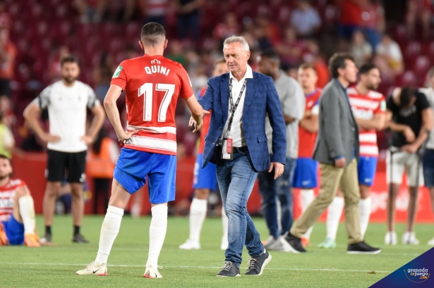 Pep Boada consuela a los futbolistas a la finalización del choque frente al Espanyol (JOSÉ M. BALDOMERO)