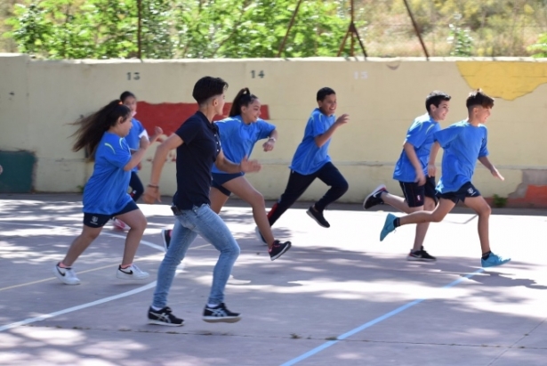 La marchadora accitana María Pérez participa en el Colegio Santa Cristina de Granada en una actividad del programa `Mentor 10` (JUNTA DE ANDALUCÍA) 