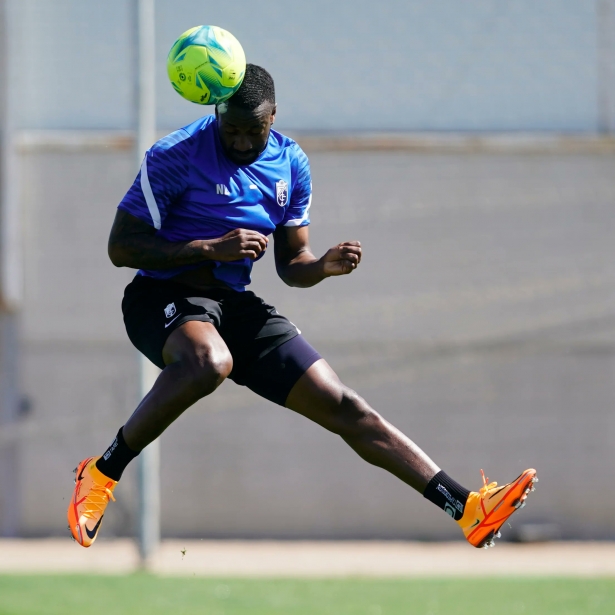 Neyder Lozano, en un entrenamiento con el Granada (GCF)