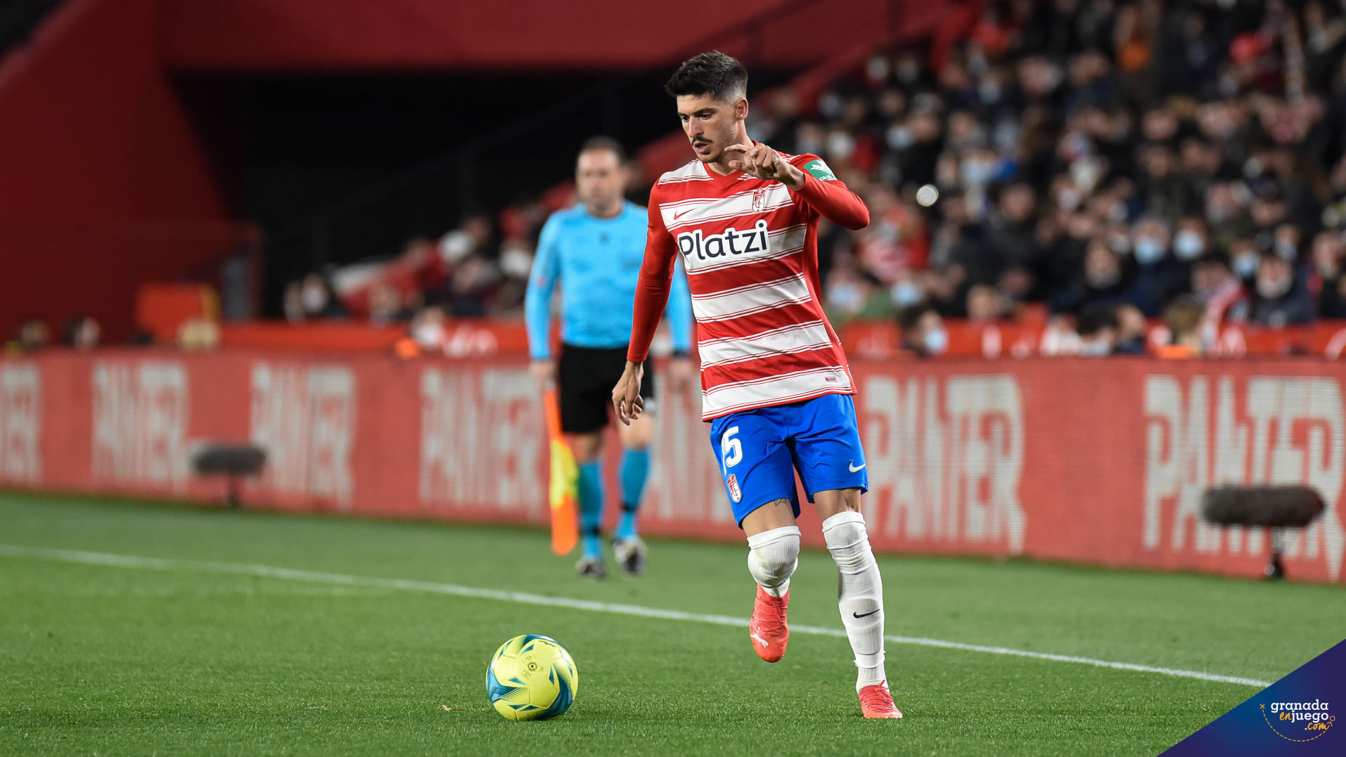 Carlos Neva, durante un partido con el Granada esta temporada antes de su lesión (JOSÉ M. BALDOMERO) Carlos Neva, durante un partido con el Granada esta temporada antes de su lesión (JOSÉ M. BALDOMERO)