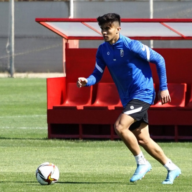 Adri Cova durante un entrenamiento con el Recreativo de Granada (GRANADA CF)